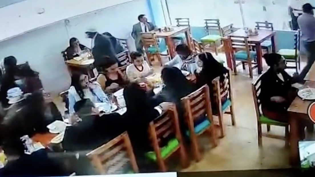 Una asambleísta ecuatoriana publica el video del robo de su cartera en un restaurante de Quito