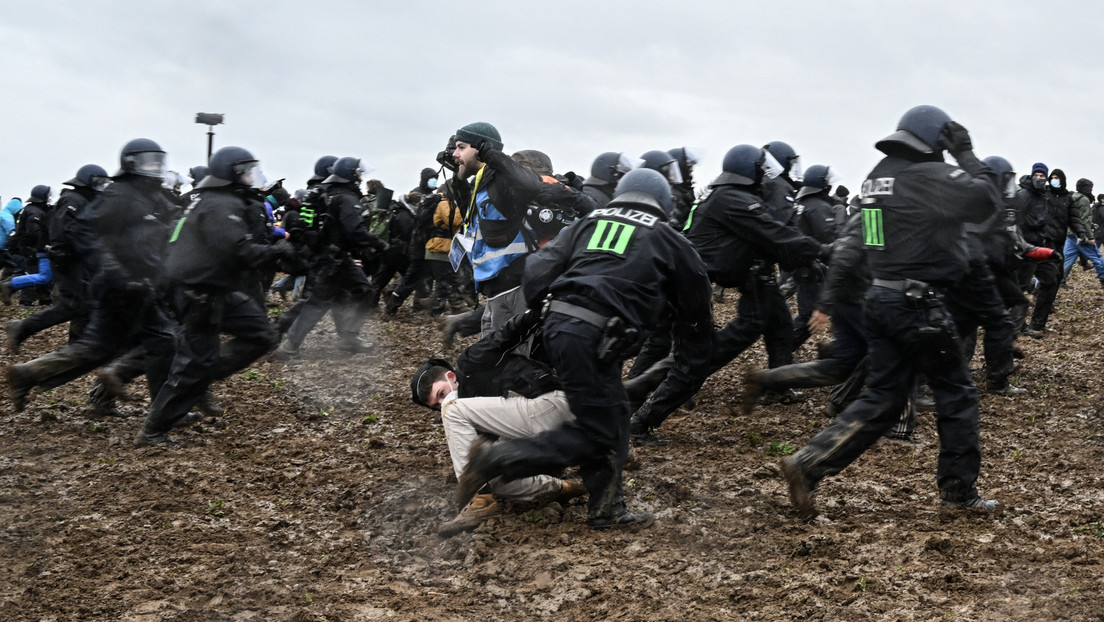 Polizei-Absperrungen durchbrochen: Vermummte Demonstranten stürmen Tagebau in Lützerath