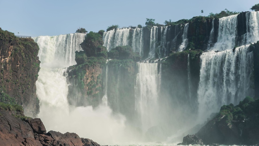 Un turista se sube a una baranda de protección y cae por las cataratas del Iguazú en Argentina