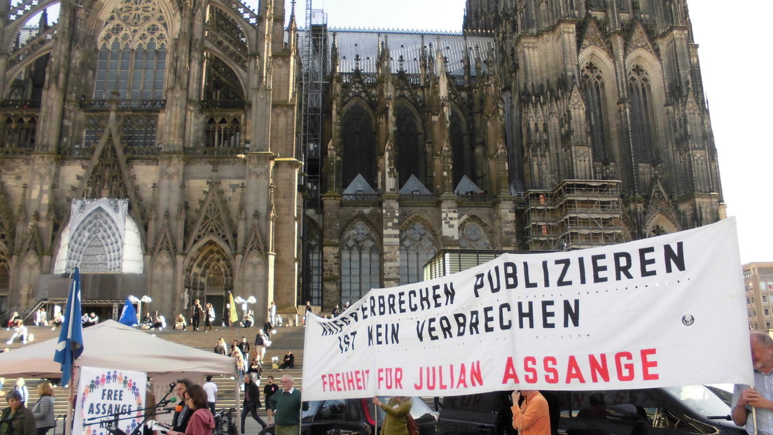 Weltpressetag: Kundgebung für die Freilassung von Julian Assange vor dem Kölner Dom