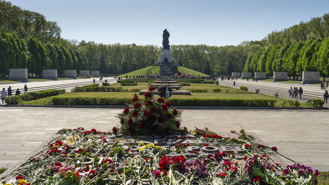 "Nazis raus": Provokateure stören Gedenken im Treptower Park