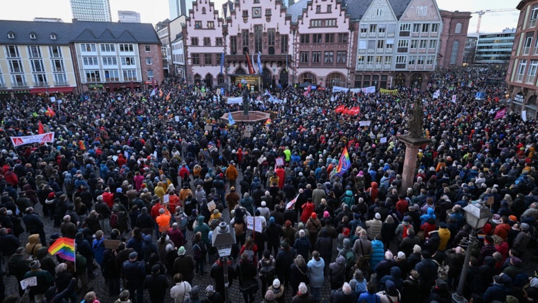 Was kann weiter "rechts" sein als deutsche Panzer, die wieder auf Russen schießen?