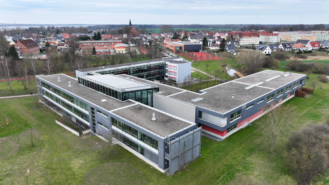"Heimatliebe ist kein Verbrechen" – Erneuter Polizeieinsatz an Schule in Damgarten