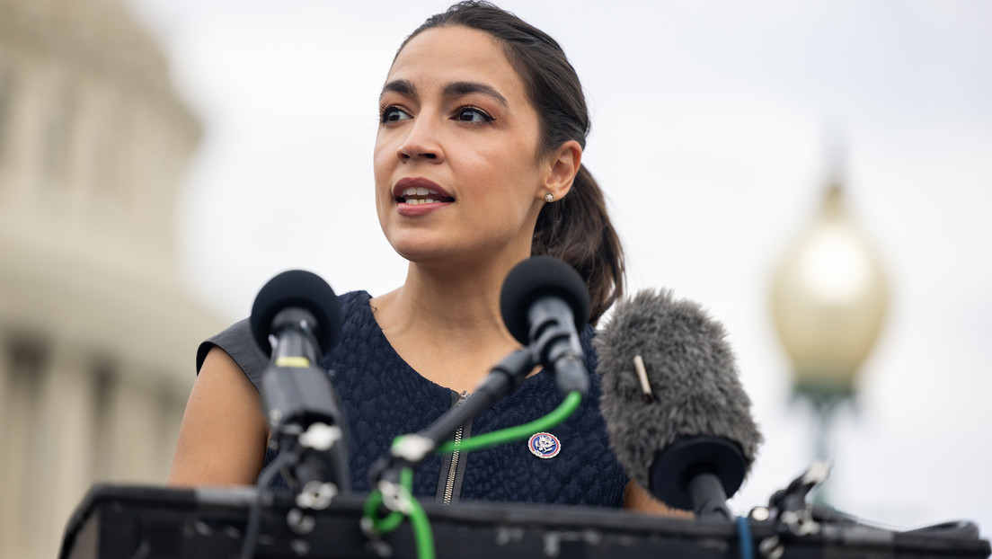 Alexandria Ocasio-Cortez discute con Elon Musk en Twitter y luego afirma que su cuenta presenta fallos