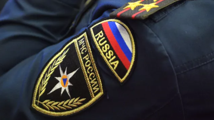 В ЛНР сотрудники МЧС и полиции спасли двух провалившихся под лёд девочек