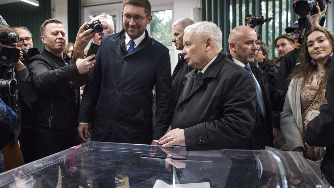 Prognose bei Parlamentswahl in Polen: PiS liegt vorne, Oppositionsparteien mit knapper Mehrheit