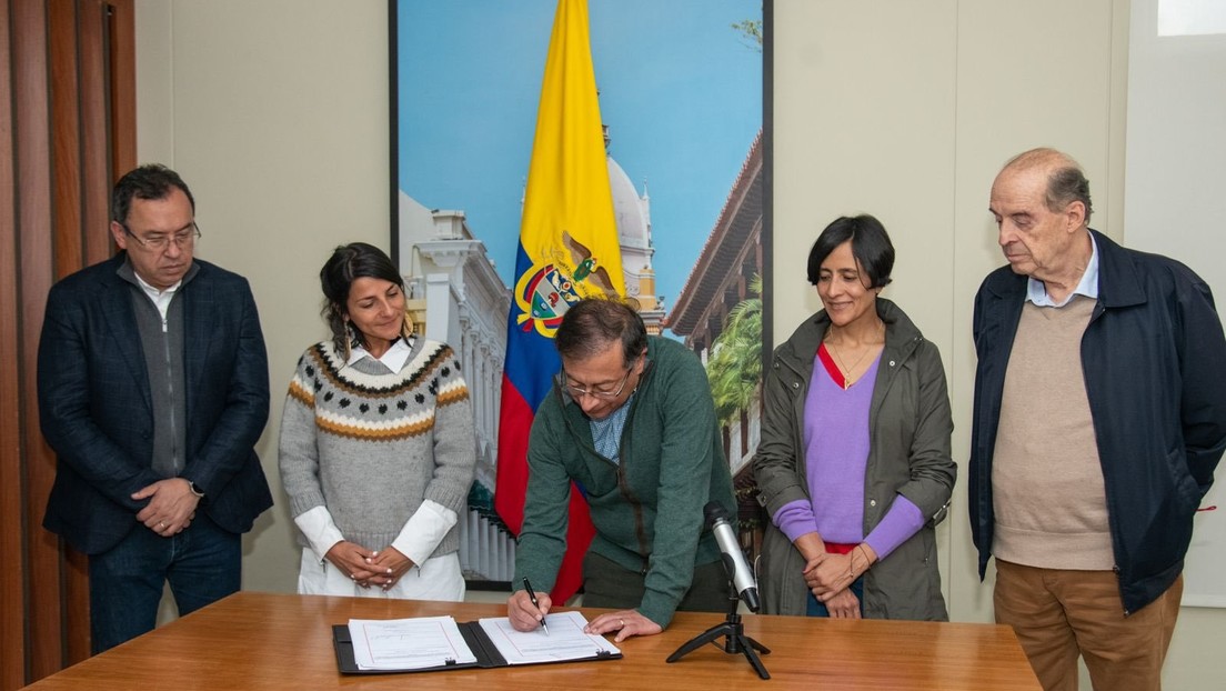 Gustavo Petro firma el Acuerdo de Escazú