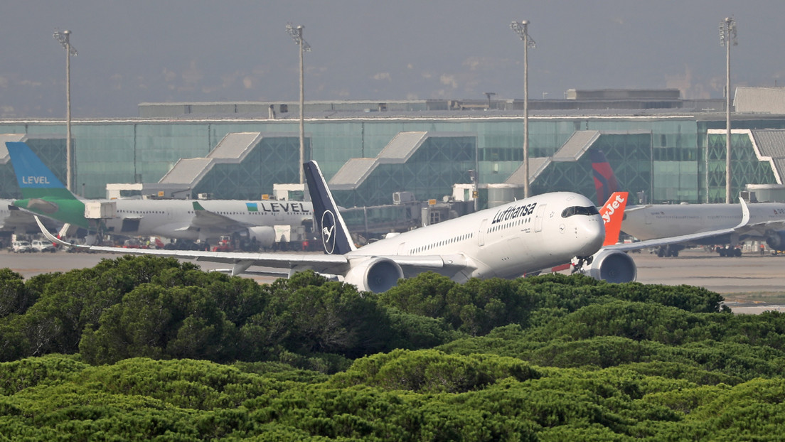 Un avión aterriza de emergencia en España y 28 migrantes saltan a la pista y tratan de huir