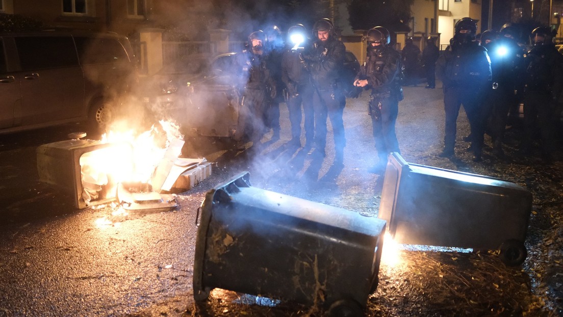 "Linke" Gewalt gegen Polizisten: Eskalationen bei Gegenprotest zu "Ami, go home"-Demo in Leipzig