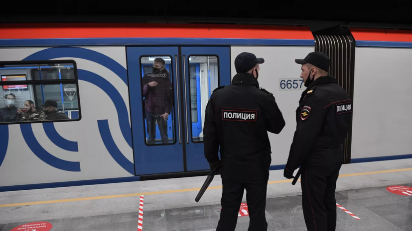 В Москве задержали выпрашивавших деньги в метро аферистов