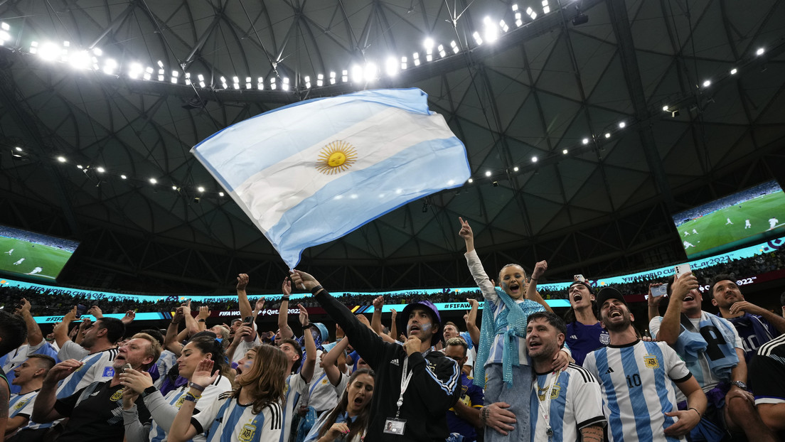 Anciano argentino conmueve a la Red por ver los partidos de su selección desde una vidriera y le regalan una tele