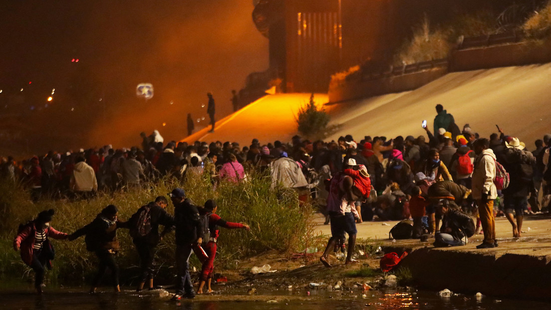 Más de 1.500 migrantes entran a EE.UU. desde México en uno de los mayores cruces de frontera registrados (VIDEO)