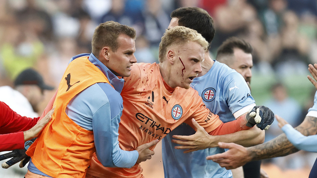 Hinchas invaden la cancha y hieren a un jugador durante un derbi del fútbol australiano (VIDEO)