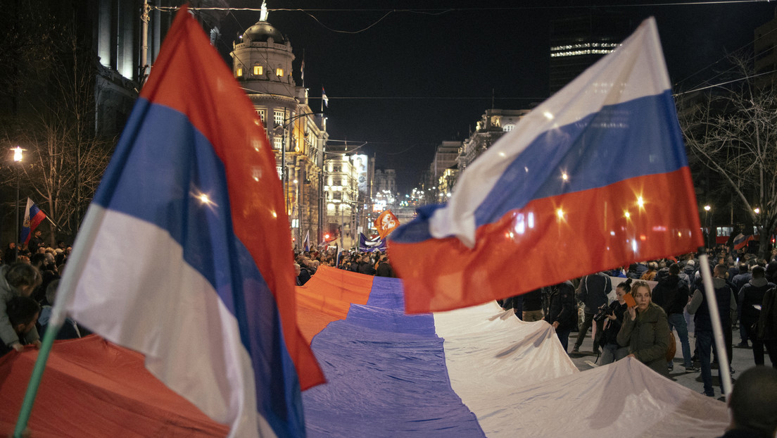 Versehen der Mitarbeiter: Serbische Flagge weht über Verwaltungsgebäude in Tomsk