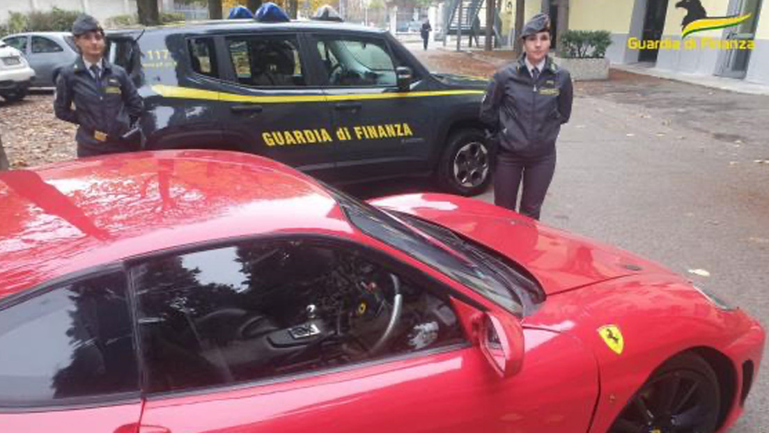 Un joven construye su propio Ferrari a partir de un Toyota, pero le incautan el coche (VIDEO)