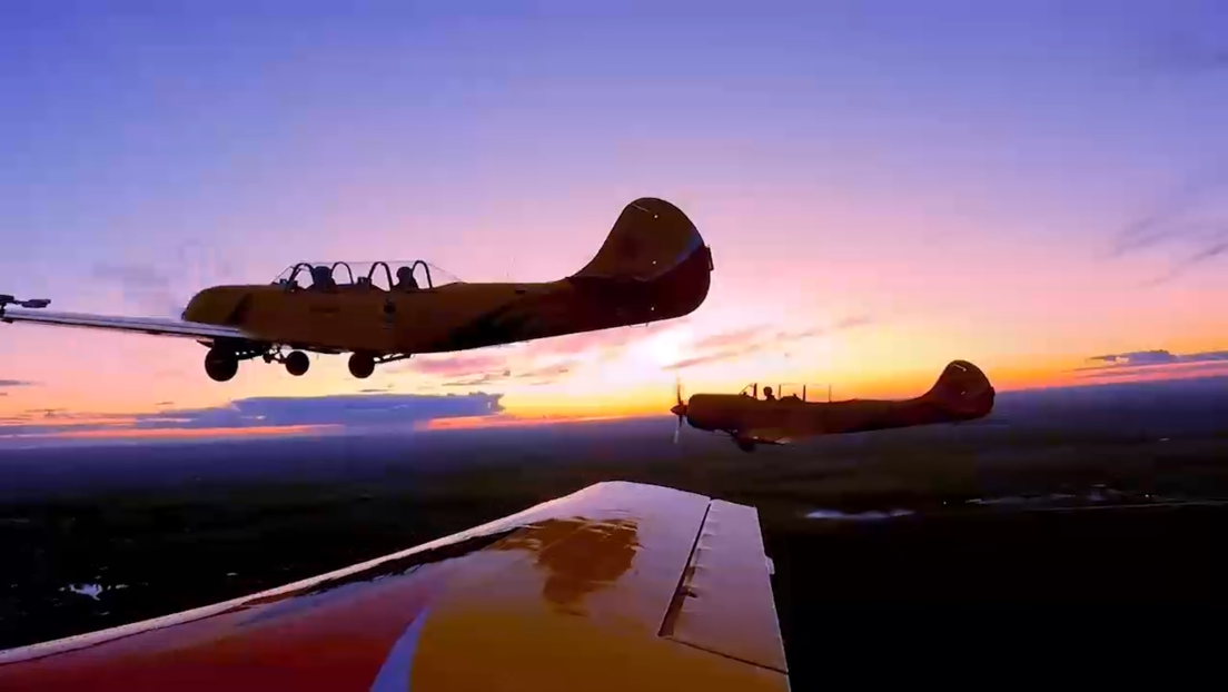 VIDEO: Un grupo ruso de acrobacia aérea realiza una exhibición con aviones de hélice al atardecer