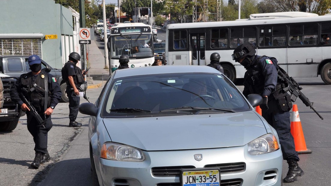 Captan en video a policías de México pateando a 2 personas detenidas