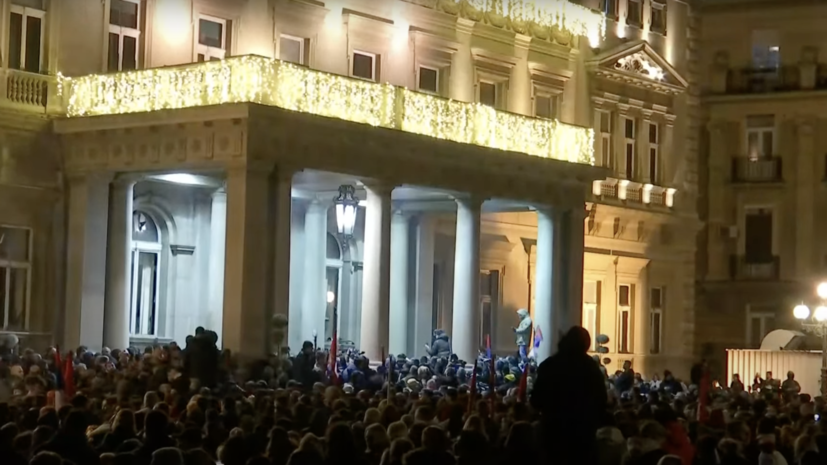 Протесты у здания городского совета Белграда