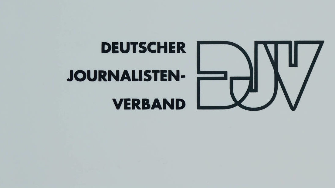 "Wie auf Zigarettenschachteln" – DJV fordert "AfD-Berichterstattung neu justieren" und Warnhinweise