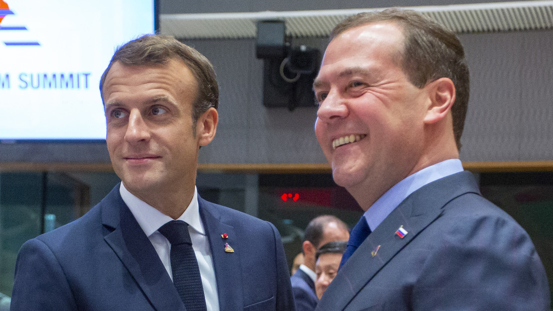 Medwedew zählt Macron zu Sponsoren des Terroranschlags auf Konzerthalle bei Moskau