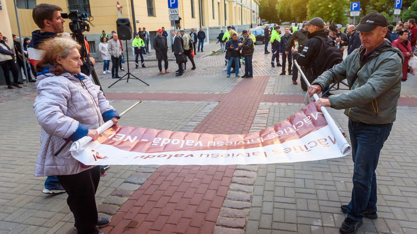 «Политика русофобии пока оплачивается»: власти Латвии пригрозили выдворением более тысячи россиян