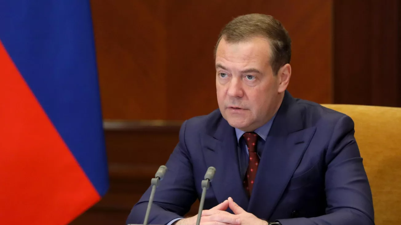 Медведев назвал троллингом сообщения о строительстве немецкого танкового завода на Украине