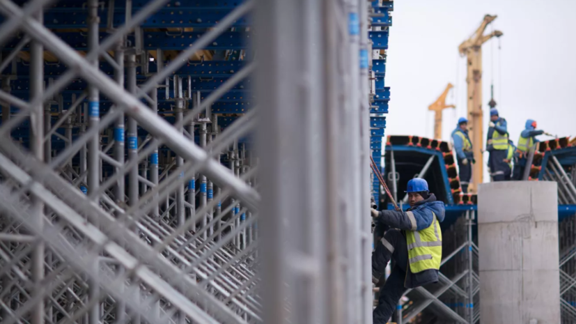 Строительные леса обрушились на западе Москвы