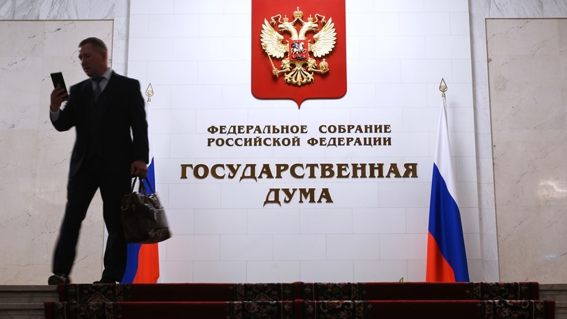 Госдума приняла закон о праве приставов применять оружие в некоторых случаях