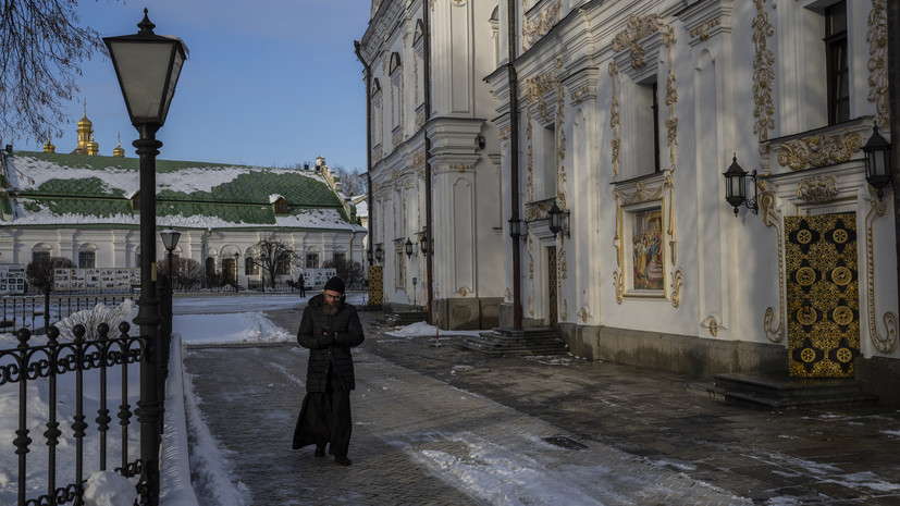 В УПЦ заявили, что кресты на храме Киево-Печерской лавры почернели после передачи ПЦУ