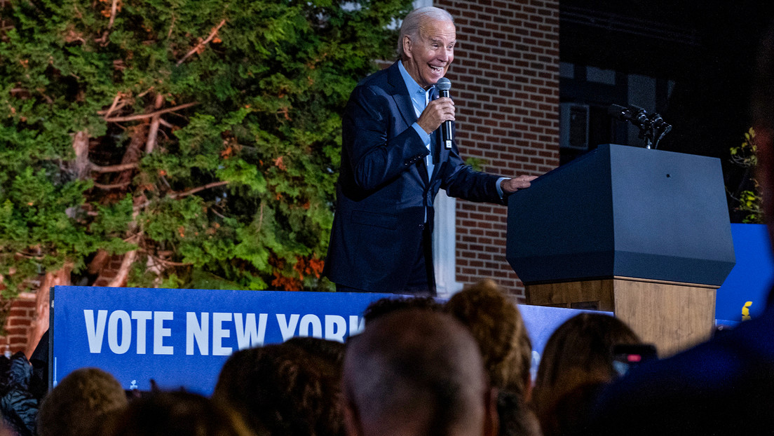 VIDEO: Biden pierde el equilibrio durante un discurso en Nueva York