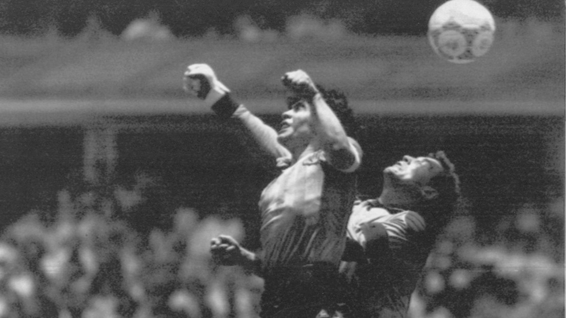 Subastan en Londres el mítico balón del gol de Maradona con 'la mano de dios'