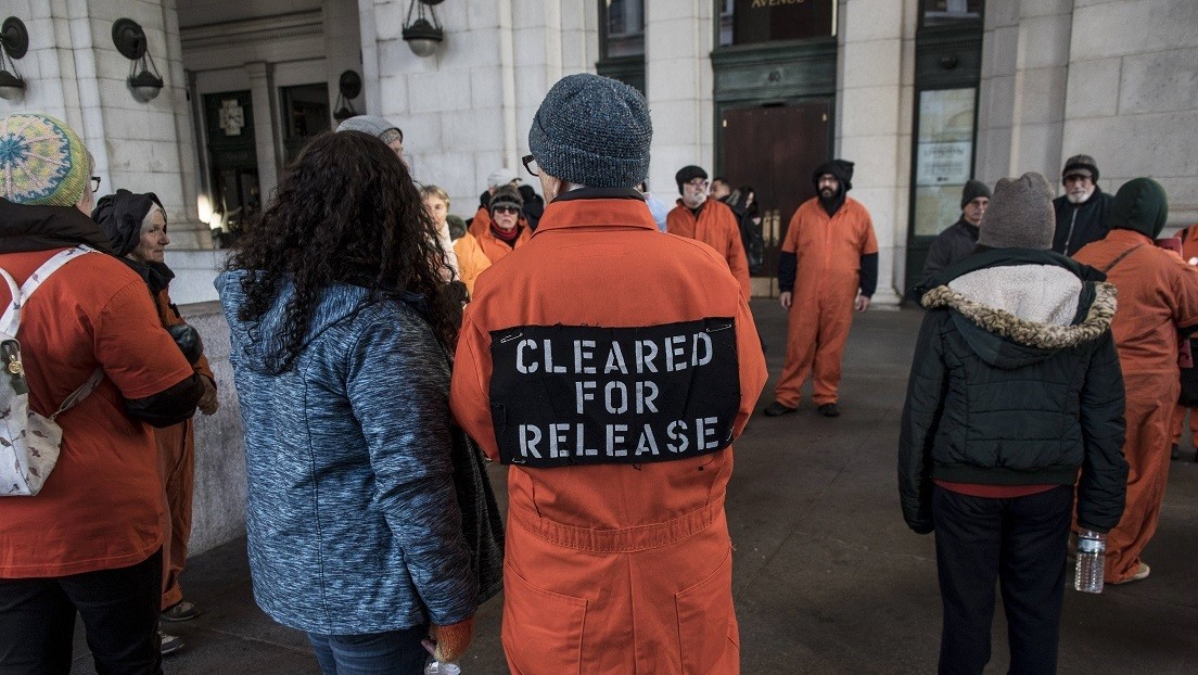 Liberan de Guantánamo al prisionero más viejo tras casi dos décadas en custodia