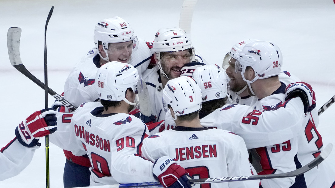 El ruso Alexánder Ovechkin es el tercer jugador en la historia de la NHL que marca 800 goles