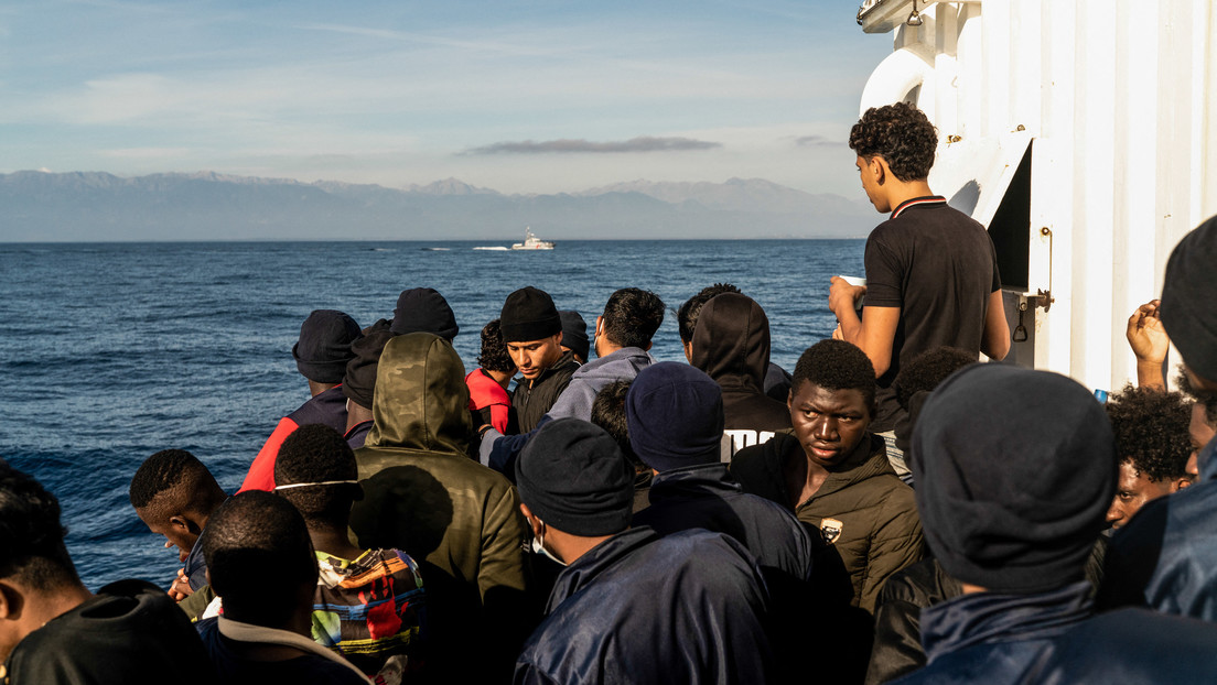 Francia acoge un barco con más de 200 migrantes y se reavivan viejas tensiones entre París y Roma