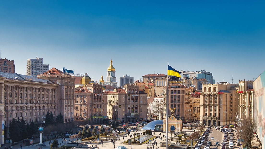 FOTO: Derriban en Kiev un monumento al poeta ruso Alexánder Pushkin