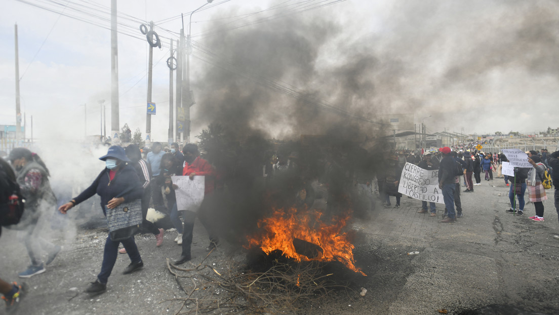 VIDEO: Manifestantes incendian una compañía de lácteos en la ciudad peruana de Arequipa